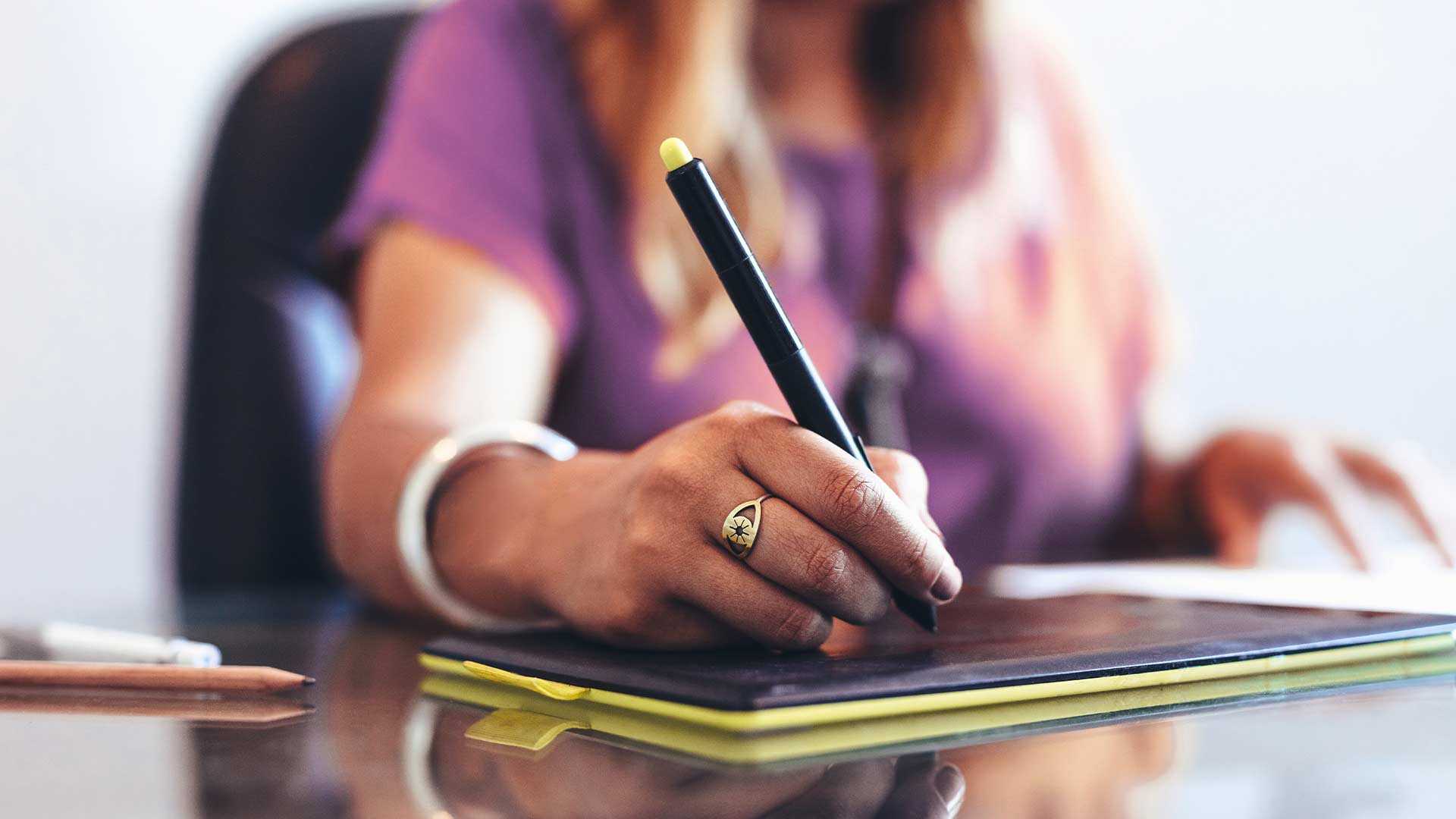 Data Hub Transform banking with real-time data, AI acceleration, and seamless integration with a fully integrated and embedded data platform.